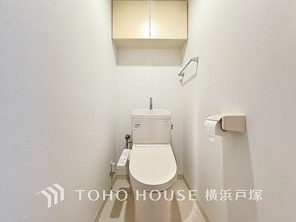「Toilet」いつまでも清潔な空間であって頂けますように、目に留まるだけではなく、汚れをふき取り易いフロアと壁紙をチョイス致しました。洗浄便座になっておりますので、とても清潔にご使用いただけます。