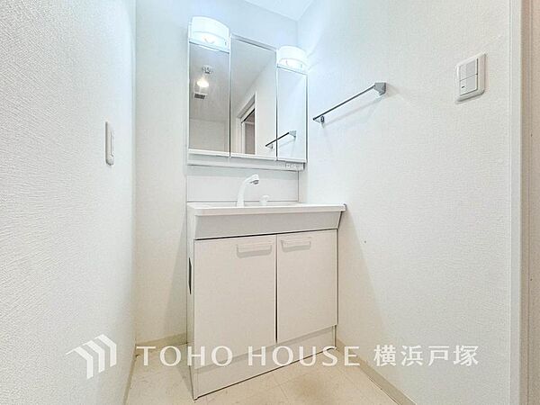 「Powder room」十分な大きさの洗面台は収納もさる事ながら、身だしなみチェックや歯磨きなど、朝の慌ただしい時間でもホテルライクなスペースで余裕とゆとりを感じて頂けます。