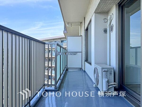 「Balcony」開放感いっぱいの眺望と共に光と風を享受するバルコニー。緑豊かな景観を眺めることができます。