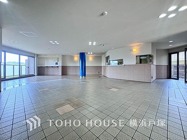 「Entrance」エントランスは毎日の行き帰りで使う大事な空間です。明るい基調で華やかなデザインなので、毎日も気持ちよく、またご友人なども素敵に迎え入れられます。