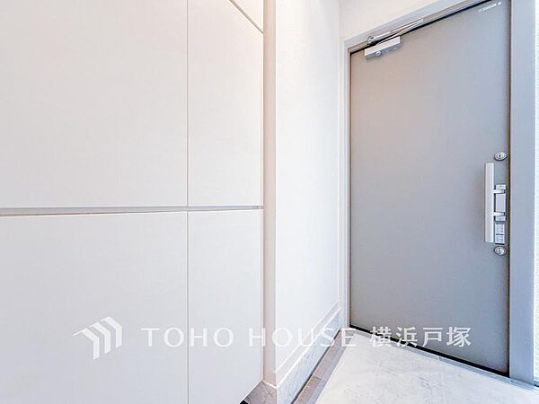 【Entrance】清潔感溢れる玄関がお出迎えする本邸宅の物語は、ここから始まる日常を期待させます。この場所には「希望」と「優越」で包み込んでくれる「特別」な空間があります。
