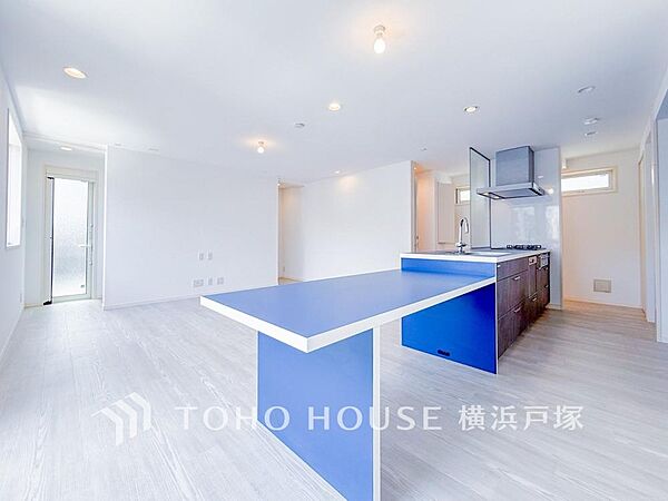 【Living room】光が注がれる青い空から鮮やかに赤色にゆっくりと染まる。そんな優しい時間がここでは流れてゆく。
