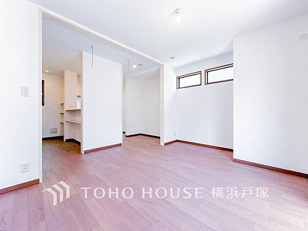 【Living room】明るく開放的な空間が広がるLDK。室内には豊かな陽光が注ぎ込み、爽やかな住空間を演出。