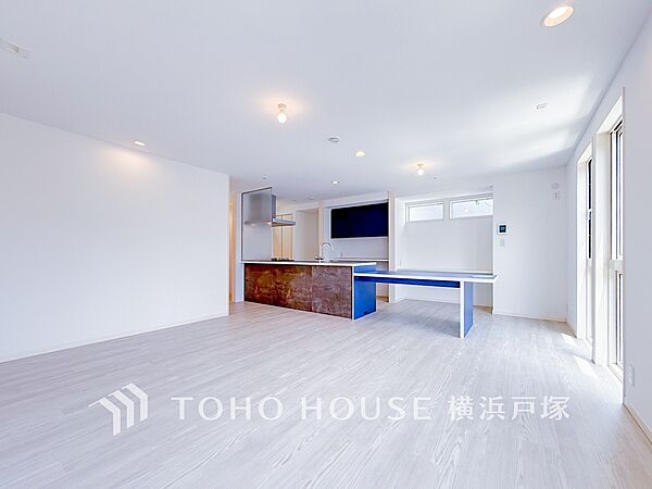 【Living room】ここにはみんなが集い、食事と楽しい会話が始まる。話に夢中になりすぎて、ついつい時を忘れてしまう。そんな束の間の幸せを感じさせてくれる場所。