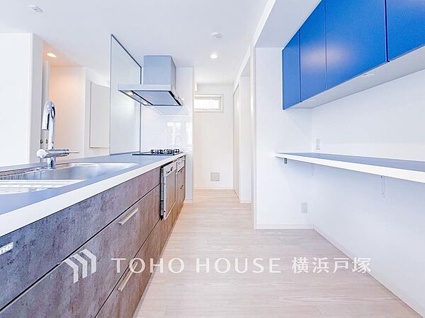 【Kitchen】夫婦そろってキッチンに立っても調理がしやすく余裕の広さ。家事をしながら会話も弾みます。