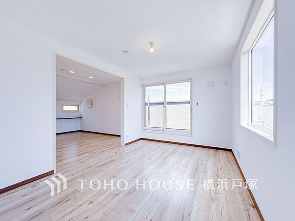 【Room】大きな窓からたっぷりと陽光が注がれる明るい空間。家族の成長に対応できる永住仕様の間取り。時を忘れて過ごす場所として過ごせるお部屋。
