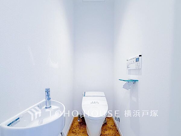 【Toilet】清潔な空間であって頂けますように、目に留まるだけではなく、汚れをふき取り易いフロアと壁紙をチョイス。