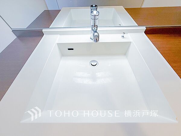 【Powder room】清潔感のあるプライベート空間は、身だしなみチェックや肌のお手入れに最適です。収納もあり、スッキリと見映えの良い空間に拵えました。時間に余裕とゆとりを持たせます。