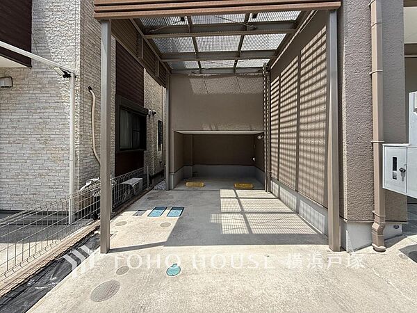 【Car space】住まいの外観と調和するカースペース。お車の乗り降りや荷物の出し入れも行いやすい駐車スペースです。