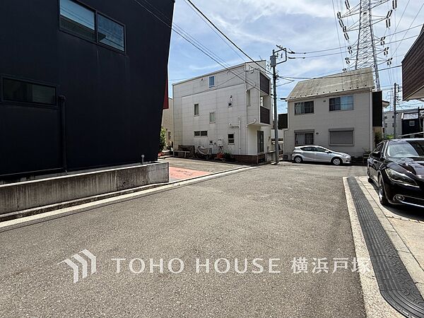 【Frontal road】洗練されたデザインが映える外観。街並みに溶け込みながらも、圧倒的な存在感を放ち、帰るたびに心が弾む美しさ。