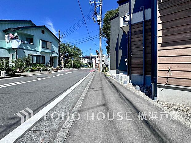 街並みの風景に包み込まれながら、瀟洒な印象も湛えて佇みます。