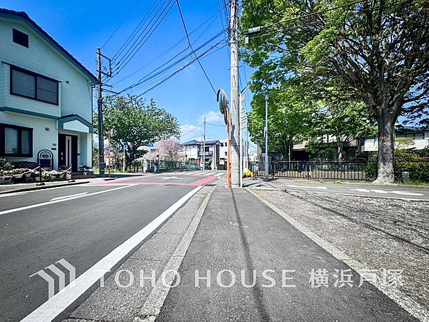 「Frontal road」忙しく過ぎゆく日常を置き去るほど、ゆったりした時間が流れる住環境。「快適」は「家」と「街」と「環境」が調和した時に訪れるだと改めて感じさせてくれます。(2026.6)