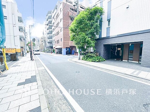 「Frontal road」周辺に建ち並ぶ邸宅も、それぞれに個性がありながらも全体的に瀟洒な雰囲気を醸し出している邸宅街の一角。