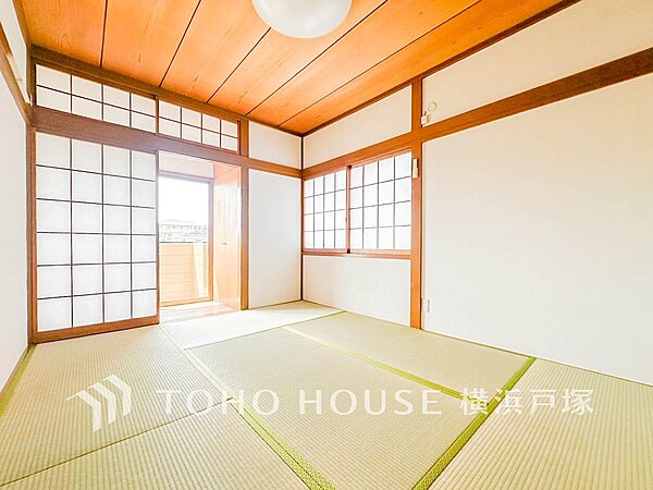 【Japanese-style room】和室があることで落ち着きと癒しの空間が生まれます。来客時の客室としても利用できますし、お子様のプレイルームやお昼寝に最適なお部屋です。