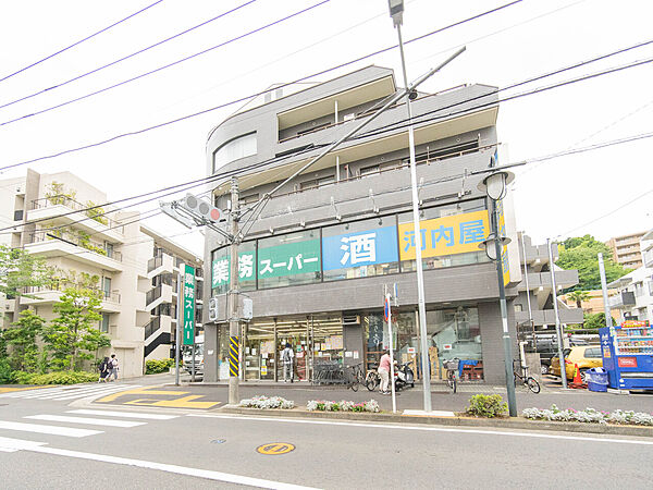 冷凍食品や輸入食品、大容量商品を豊富に取り揃えたスーパーです。毎日の食材から業務用商品まで、お得な価格で購入できる便利なお店です。