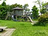 周辺：かつて村岡城があったと伝わる高台の緑地です。園内には石碑や説明板があり、城跡の雰囲気を感じながら遊具や広場でのびのび過ごせます。周囲は住宅街や自然が残り散策にも適しています。