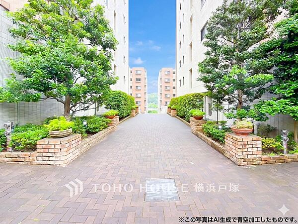 【Appearance】「共用部」前面道路の様子です。周辺は住宅が建ち並ぶ落ち着いた街並みが広がります。現地では道路幅や交通量、街の雰囲気などもあわせてご確認いただけます。