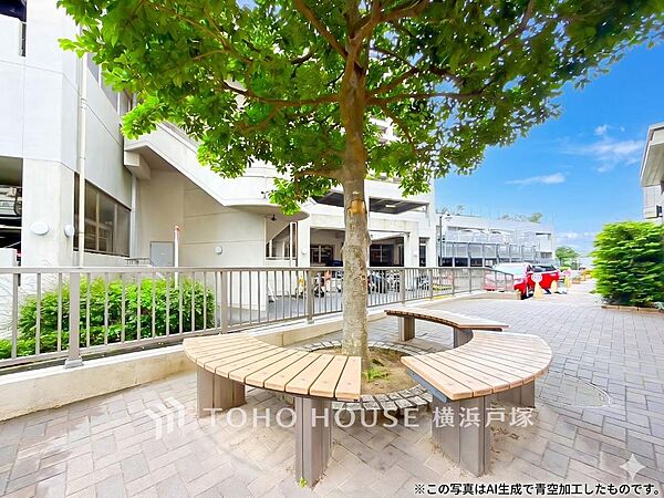 【Garden】四季折々の景観を楽しめるロケーションで、周辺には緑に囲まれた癒やしの空間が広がります。