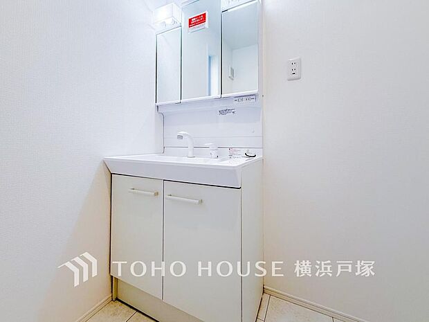 【Powder room】清潔感のあるプライベート空間は、身だしなみチェックや肌のお手入れに最適です。収納もあり、スッキリと見映えの良い空間に拵えました。時間に余裕とゆとりを持たせます。