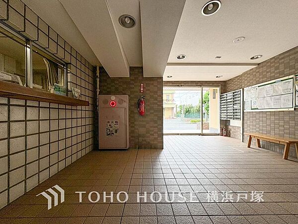 「Entrance」心地よい光と風があふれたエントランス。清潔感があり、行き届いた管理体制がうかがえます。