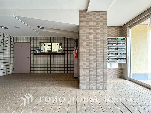 「受付」エントランスにある温かみのある受付。住まう人に安心と快適を提供する受付カウンター。心地よい毎日をサポートします。