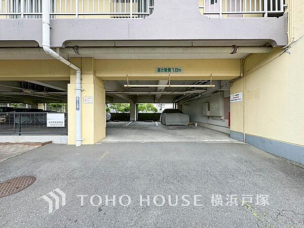 「Car space」屋根付きのカースペースで、大切なお車を保管できます。空き状況はお問合せください。