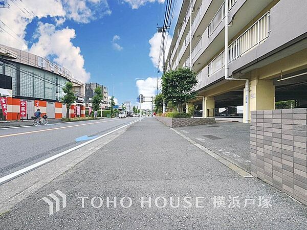 「Frontal road」忙しく過ぎゆく日常を置き去るほど、ゆったりした時間が流れる住環境。「快適」は「家」と「街」と「環境」が調和した時に訪れるだと改めて感じさせてくれます。