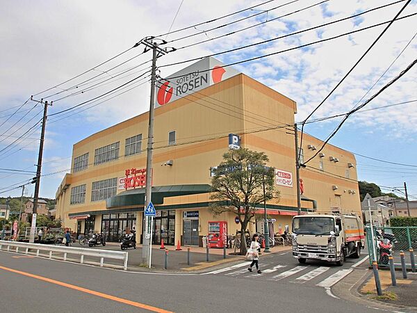 お惣菜が充実していて、おいしいパン屋さんも併設しています。駐車場も広く停めやすいのが嬉しいですね。
