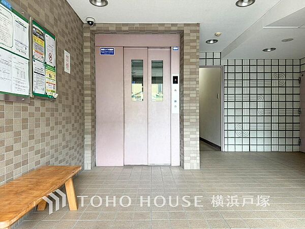 「Entrance」毎日の移動をもっと快適に。私たちのエレベーターが、あなたの日常をスムーズにサポートします。