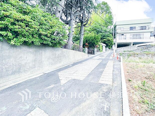 「Frontal road」家の良し悪しだけでなく周辺環境も重要なポイント。それは月日が経つ事で「近くにあるもの」から「家の財産」へとイメージが変わってくる事を身体が理解しているからだと思います。