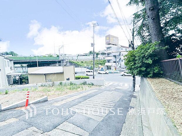 「Frontal road」忙しく過ぎゆく日常を置き去るほど、ゆったりした時間が流れる住環境。「快適」は「家」と「街」と「環境」が調和した時に訪れるだと改めて感じさせてくれます。