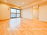 リビング/ダイニング：【Living room】明るく開放的な空間が広がるLDK。室内には豊かな陽光が注ぎ込み、爽やかな住空間を演出。ホームパーティーでもゲストと一緒に料理を楽しみながら楽しい時間を過ごせそう。