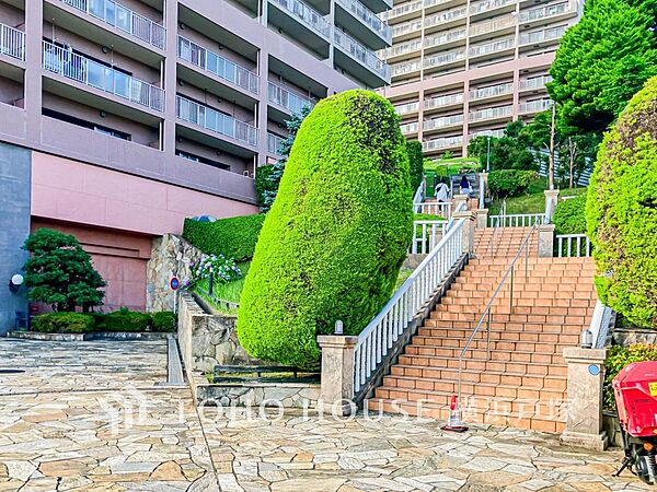「Entrance」上品で清潔感があるエントランスは住人やゲストを迎え入れ、そして送り出す場にふさわしい上質な空間です。プライベート感が高まるシックな装いのエントランス。
