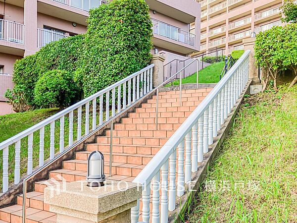 「Entrance」足を踏み入れると静穏な時間が流れるエントランスホール。心やすらぐ憩いのスペース。ゆったりと寛ぎながら、思い思いの時間を過ごせる空間です。