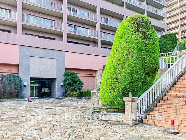 「Entrance」エントランスは毎日の行き帰りで使う大事な空間です。明るい基調で華やかなデザインなので、毎日も気持ちよく、またご友人なども素敵に迎え入れられます。