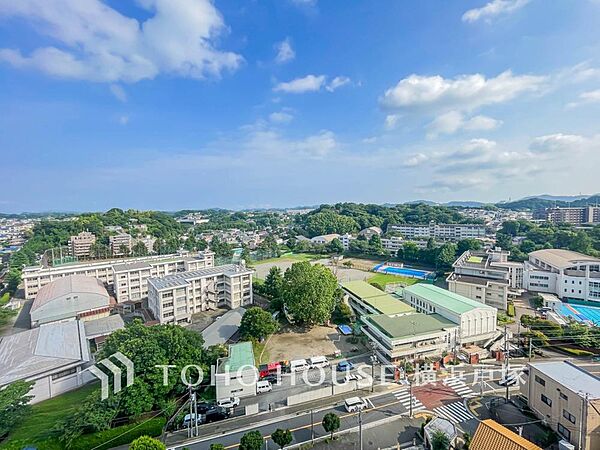 「View」この開放感ある眺望と共に閑静な住宅街の季節感を演出する四季折々の変化を楽しめる心地よい場所となることでしょう。