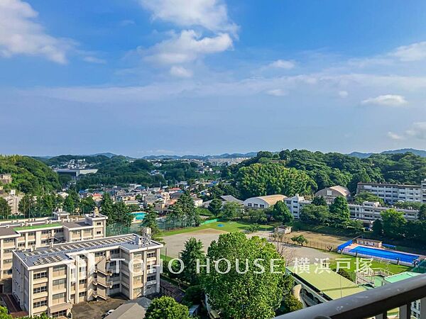 「View」澄み渡る空と街並みを見渡す、12階からの心地よい景色。免震構造を採用した住まいで、開放感あふれる爽やかな眺望を日々に。