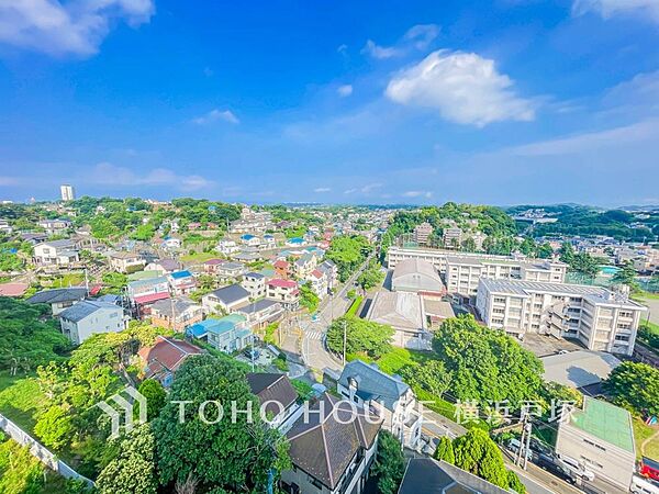 「View」見上げる空の近さを感じる、12階ならではのパノラマビュー。心地よい風と光が通り抜ける、深呼吸したくなるような開放的な空間。