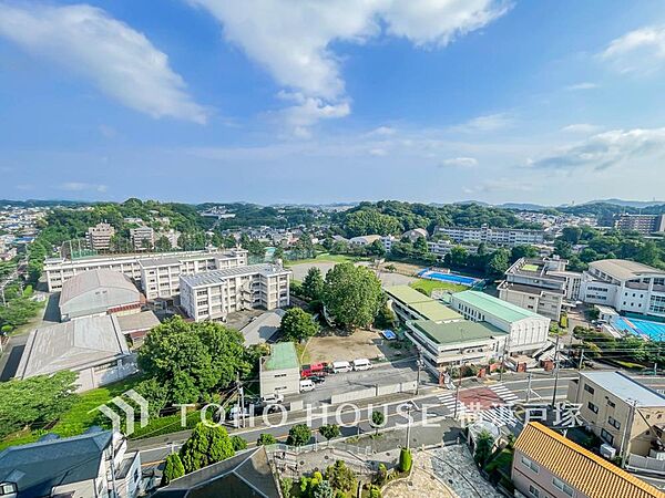 「View」どこまでも続く青空と美しい街並みが、毎日の背景になる心地よさ。陽当たりと通風に恵まれた12階で、すっきりとした開放感をその手に。