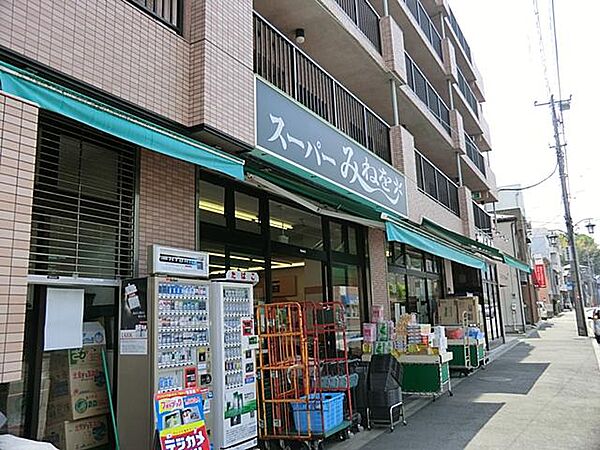 カフェ併設のスーパーマーケット。日々の買い物 ＆ カフェで一息 ＆ ちょっとしたイベントも企画されています。