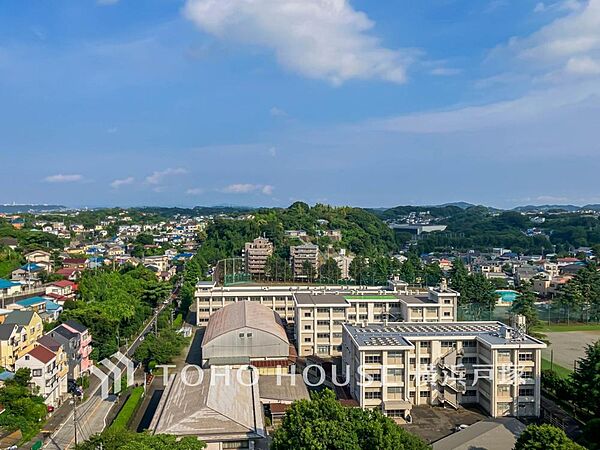 「View」手を伸ばせば、ふれることが出来そうな環境が、そのままインテリアになったような印象です。その豊かな眺望にふさわしい空間には、通風・採光にも優れ、心地よい光と風があふれています。