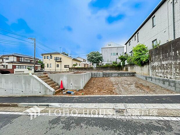 前面道路にゆとりがあり運転も快適な住まい。日吉本町駅まで徒歩11分の好アクセス。4LDKの邸宅は、和室で遊ぶお子様を優しく見守れる設計です。(2026.6)