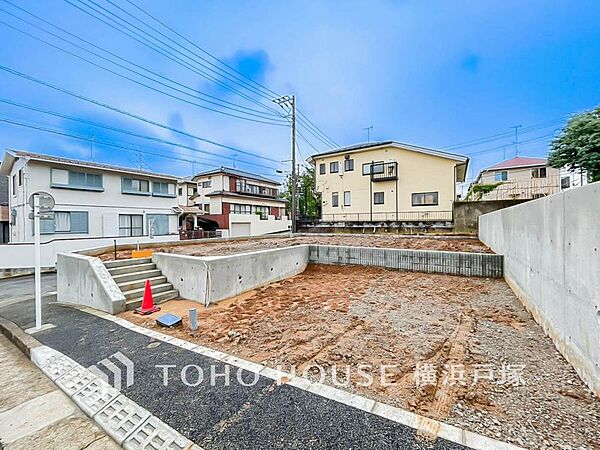 忙しく過ぎゆく日常を置き去るほど、ゆったりした時間が流れる住環境。「快適」は「家」と「街」と「環境」が調和した時に訪れるだと改めて感じさせてくれます。ここに住む「贅沢」を感じて下さい。(2026.6)