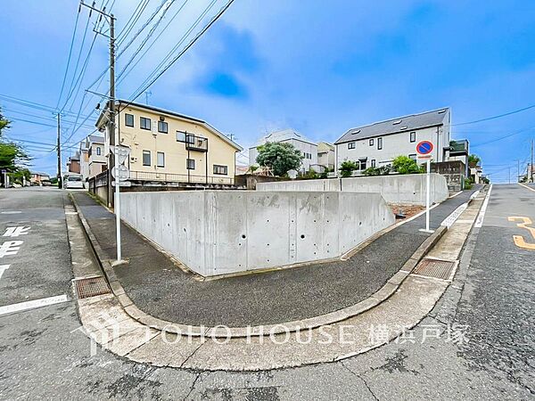 緑豊かな日吉本町エリア。開放的な敷地に佇む4ＬＤＫは並列2台駐車が可能。家族が自然と集うリビングと、使い勝手の良い和室が寛ぎを演出します。(2026.6)
