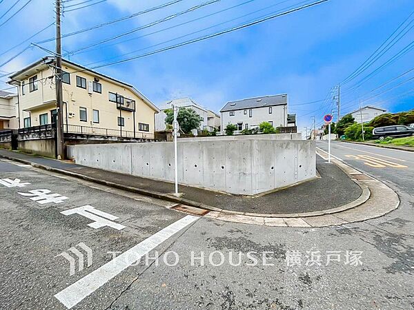 前面道路が広く駐車もスムーズです。家族の気配を感じられる和室併設のリビングで心地よい日常を。(2026.6)