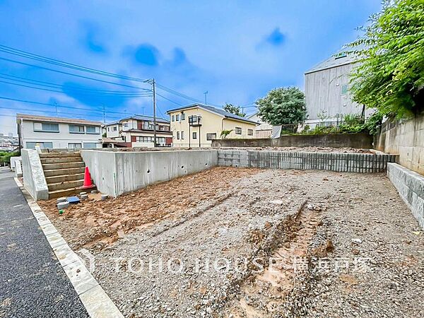 開放感ある立地に佇む、全室にゆとりを持たせた4ＬＤＫ。車2台の駐車も快適です。リビングと和室が一体となり、家族の笑顔が広がる空間へ。(2026.6)
