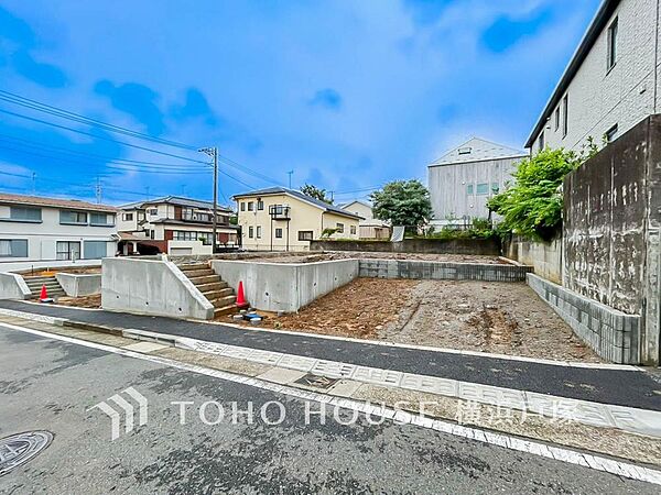 広々とした4ＬＤＫで始める新生活。車2台をゆったり停められる開放的な住まい。キッチンから和室まで視線が届き、育児中も安心のレイアウトです。(2026.6)