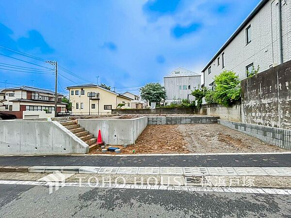 前面道路にゆとりがあり運転も快適な住まい。日吉本町駅まで徒歩11分の好アクセス。4ＬＤＫの邸宅は、和室で遊ぶお子様を優しく見守れる設計です。(2026.6)
