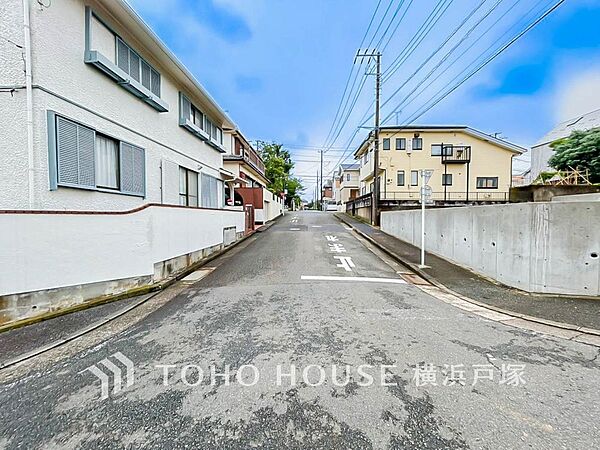 「Frontal road」家の良し悪しだけでなく周辺環境も重要なポイント。それは月日が経つ事で「家の財産」へとイメージが変わってくる事を身体が理解しているからだと思います(2026.6)