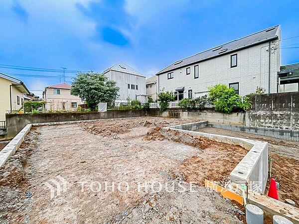 閑静な住宅街の陽当りに恵まれた土地。たくさんの想いが美しいカタチに彩られた時、そこにはひと時のくつろぎが生まれ、ゆっくりと愛着が育まれていきます。(2026.6)